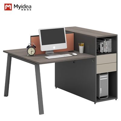 Myidea คนสองคน พนักงานสี่คน งานสํานักงาน คอมพิวเตอร์ โต๊ะทํางาน หน้าจอ การ์ด เครื่องทํางาน